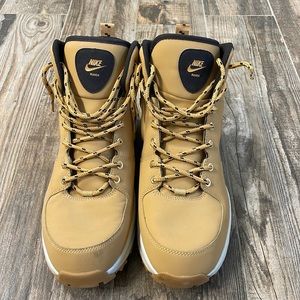 Nike Manoa size 12